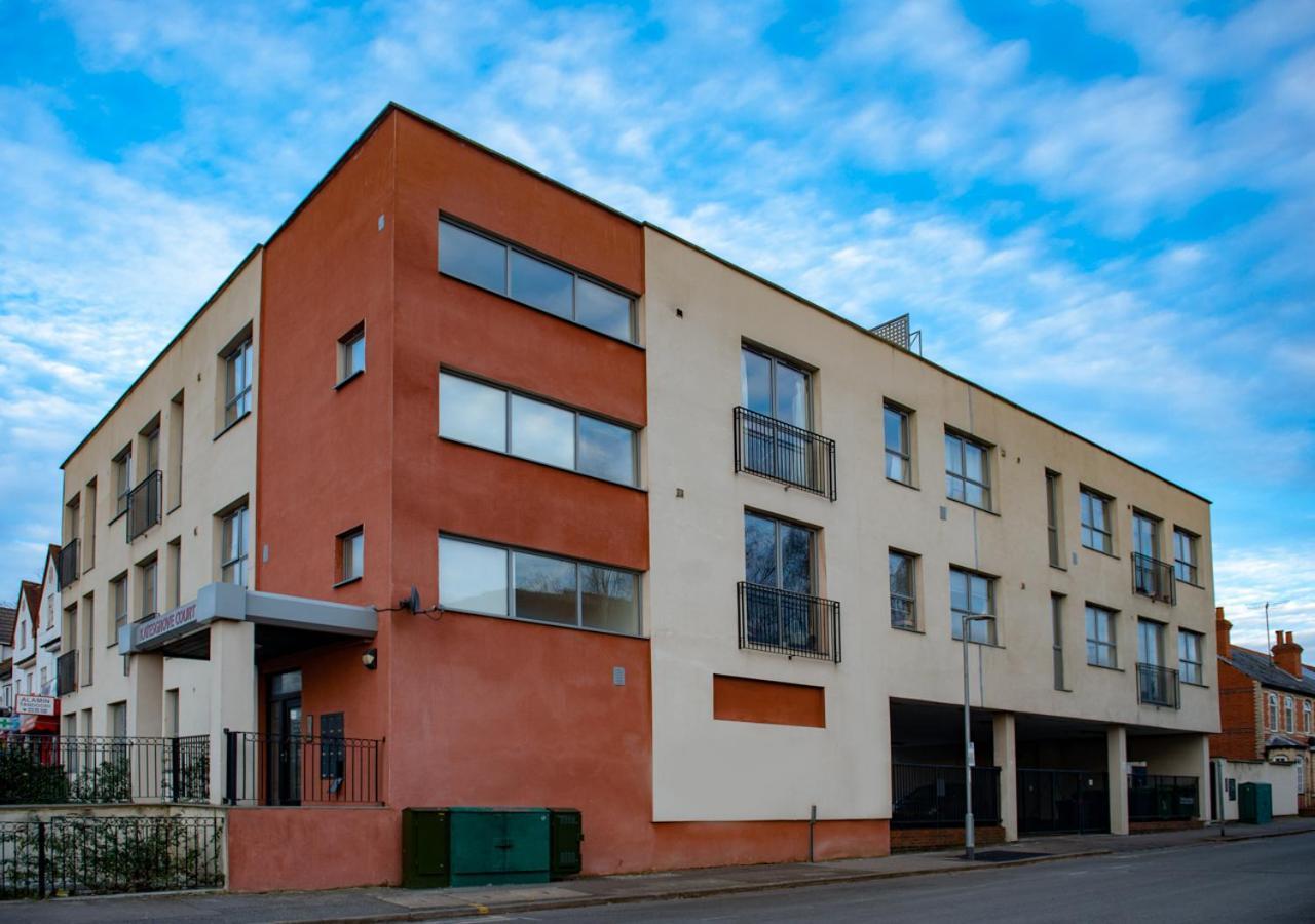 Modern & Spacious 2-Bed Flat With Secure Parking Reading Kültér fotó