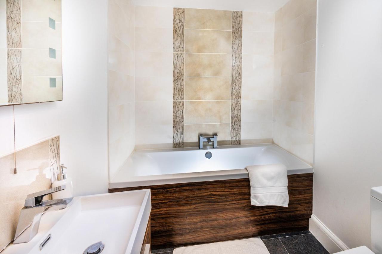 Modern & Spacious 2-Bed Flat With Secure Parking Reading Kültér fotó