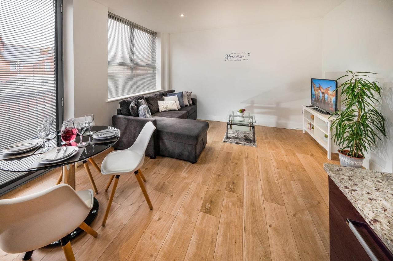 Modern & Spacious 2-Bed Flat With Secure Parking Reading Kültér fotó
