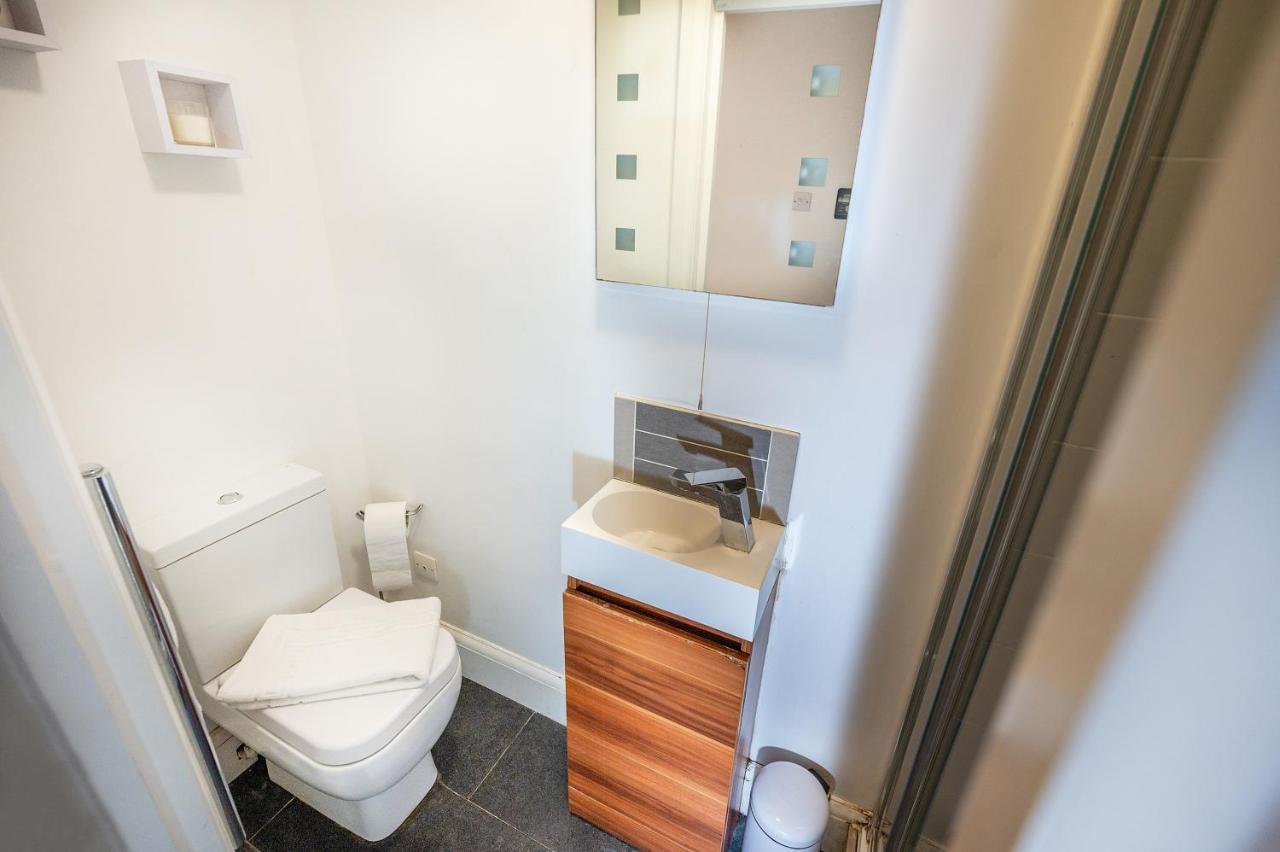 Modern & Spacious 2-Bed Flat With Secure Parking Reading Kültér fotó