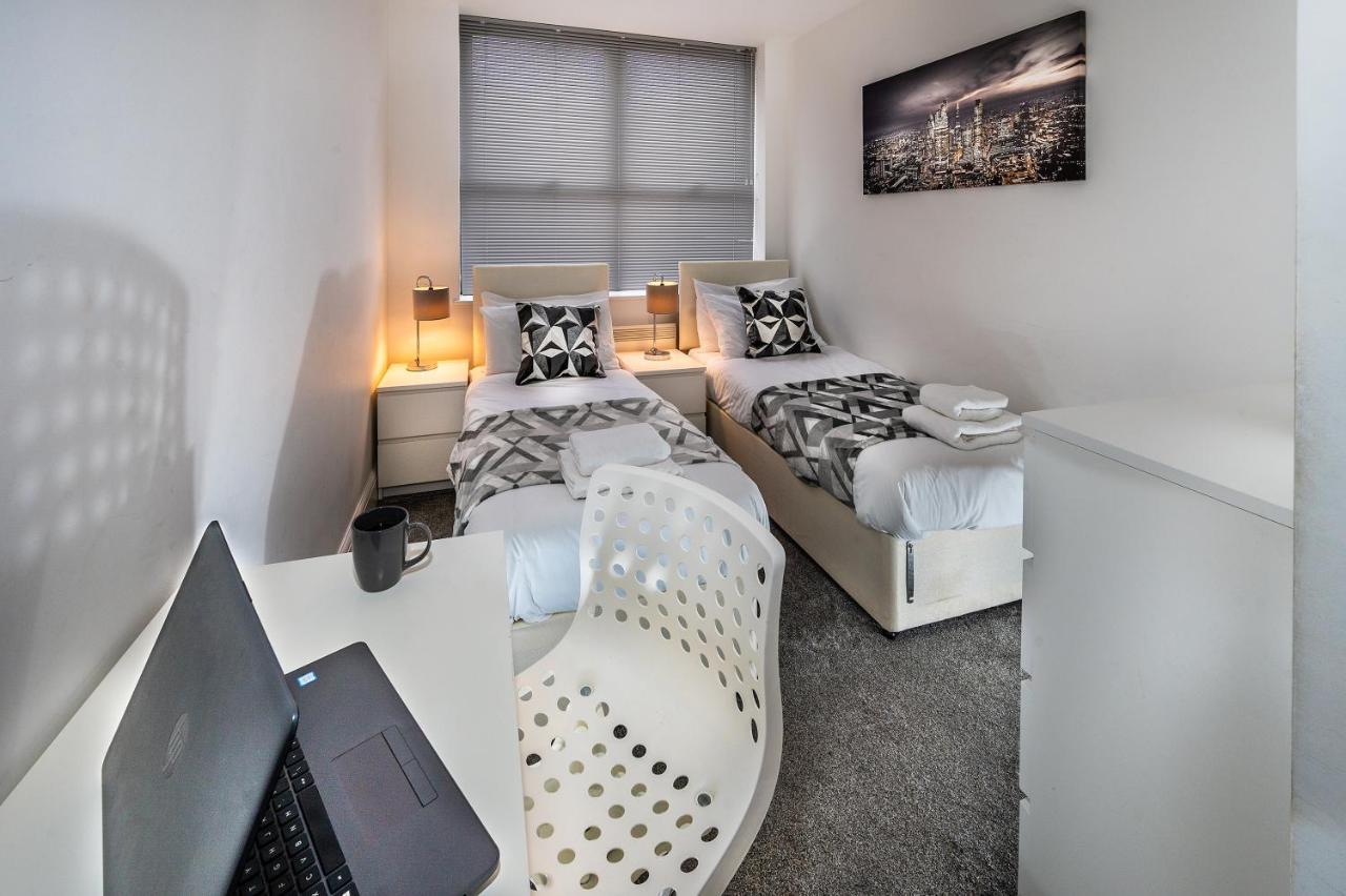 Modern & Spacious 2-Bed Flat With Secure Parking Reading Kültér fotó
