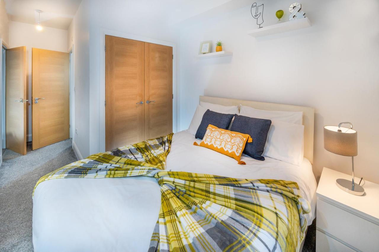 Modern & Spacious 2-Bed Flat With Secure Parking Reading Kültér fotó
