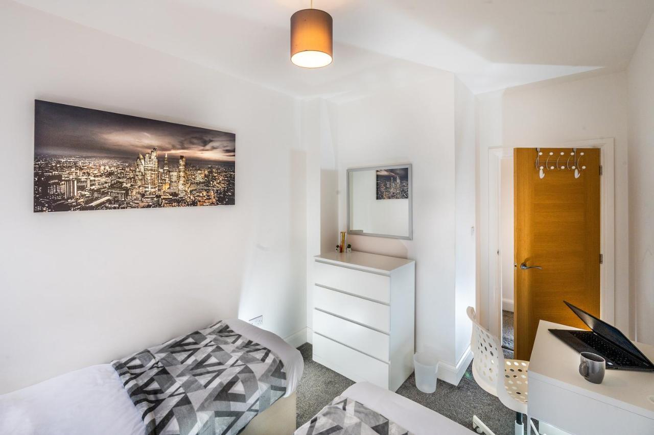 Modern & Spacious 2-Bed Flat With Secure Parking Reading Kültér fotó