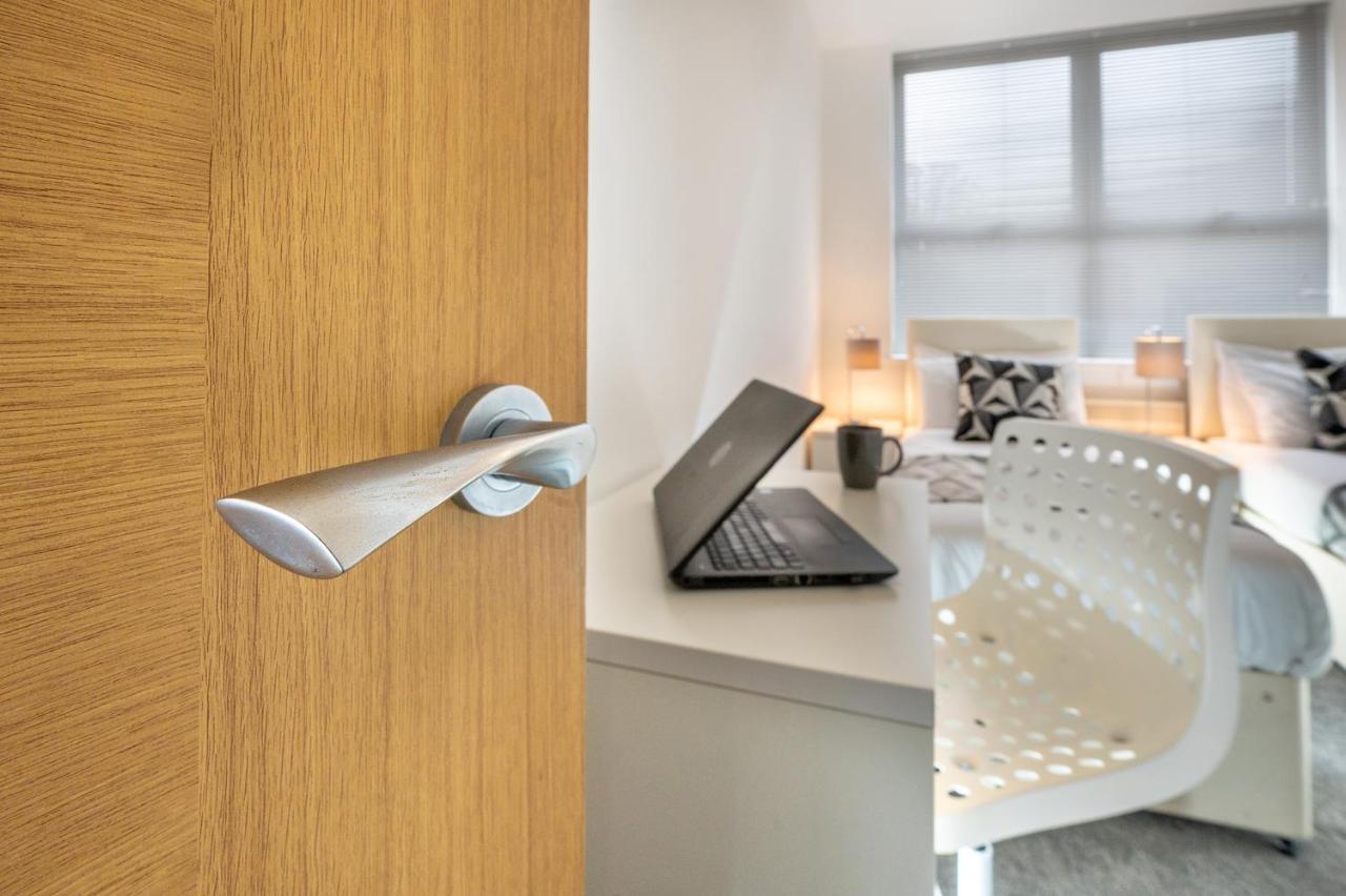 Modern & Spacious 2-Bed Flat With Secure Parking Reading Kültér fotó