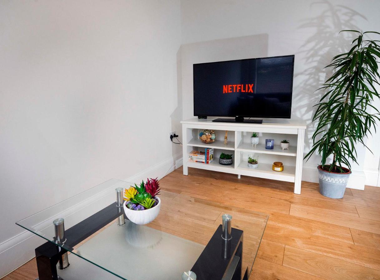 Modern & Spacious 2-Bed Flat With Secure Parking Reading Kültér fotó