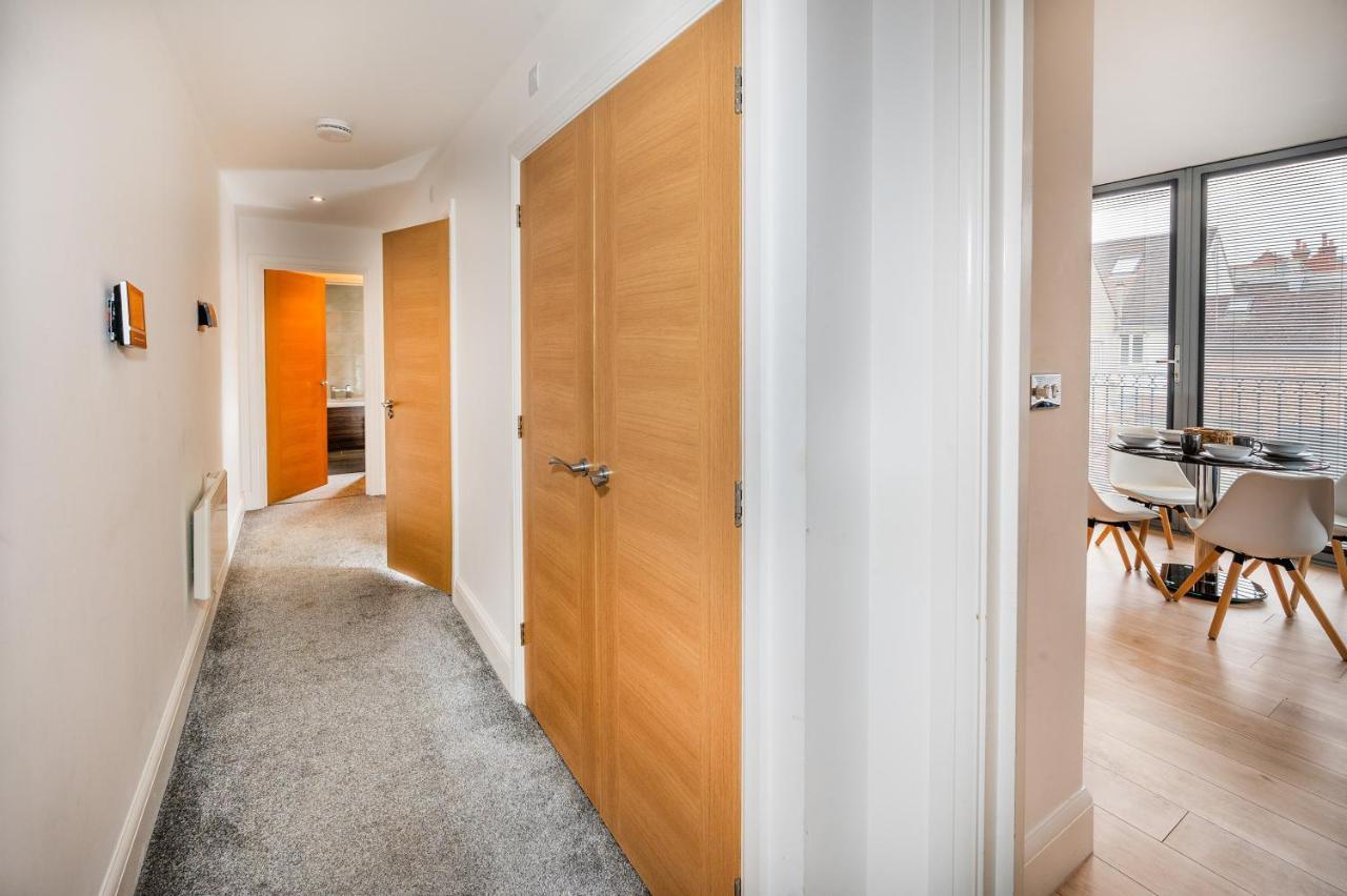 Modern & Spacious 2-Bed Flat With Secure Parking Reading Kültér fotó
