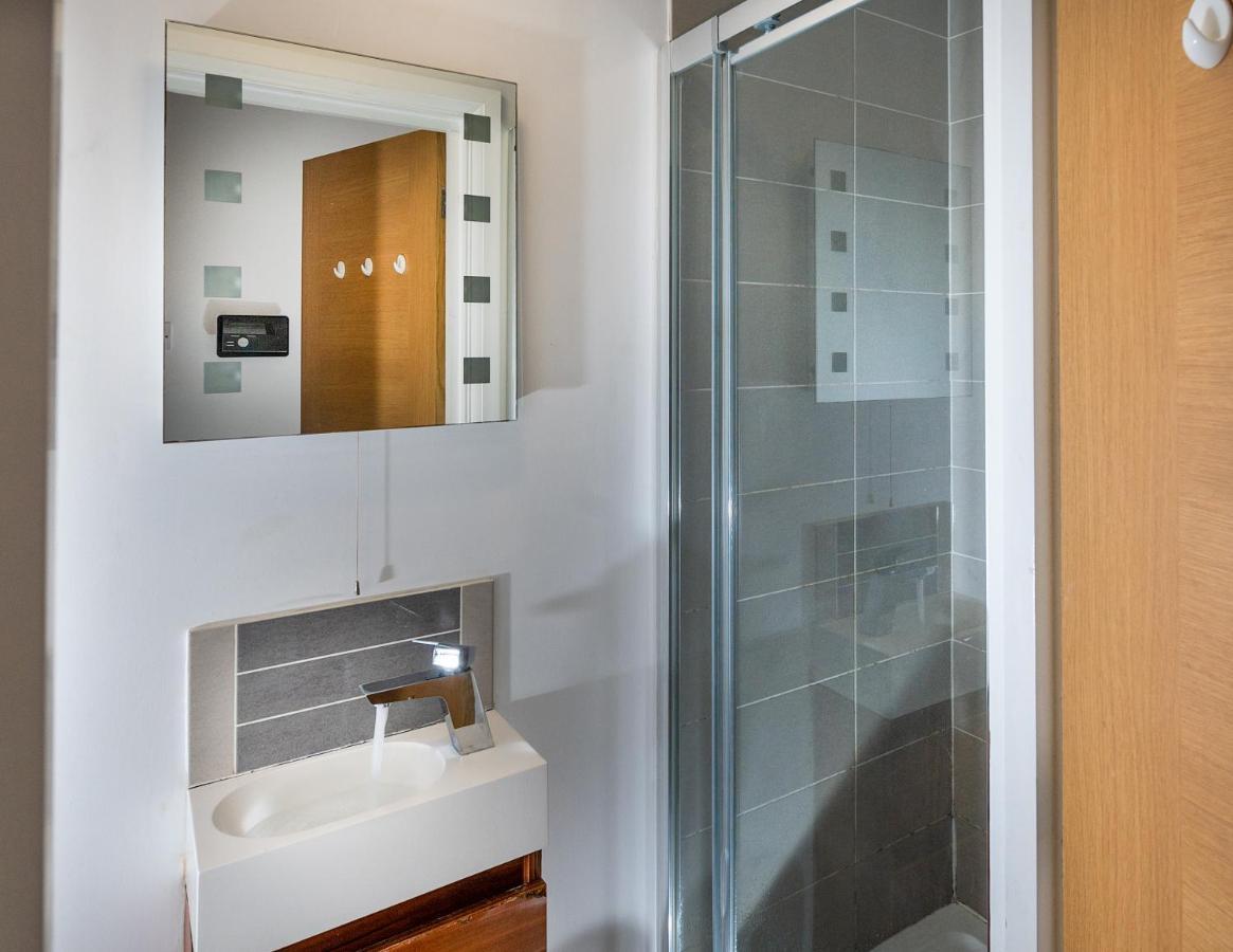Modern & Spacious 2-Bed Flat With Secure Parking Reading Kültér fotó